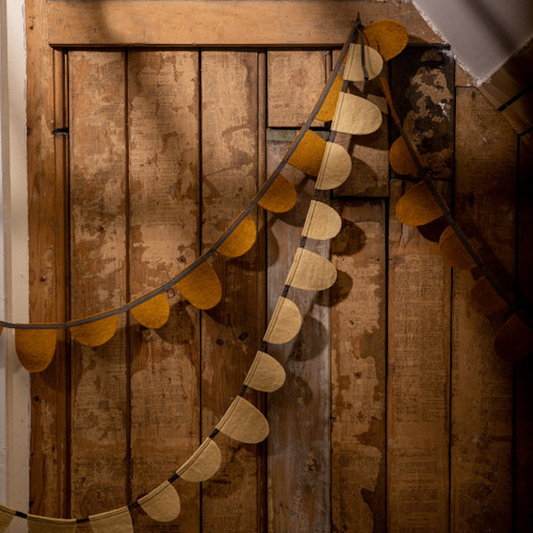 Round Flags Tender Wheat